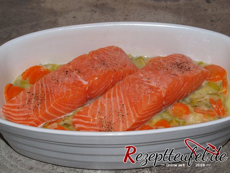 Lachs auf Gemüsebett - Rezept für ein leckeres Lachsgericht aus dem ...