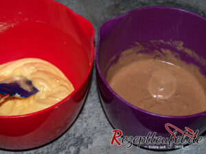 Der Teig wurde geteilt und eine Hälfte mit Kakao verrührt