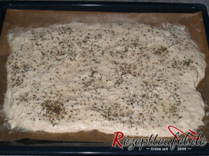 Der Teig mit Öl, Salz, Thymian und Oregano