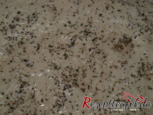 Nahansicht des bestreuten Teiges vor dem Backen