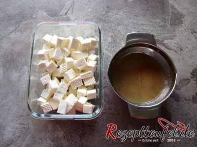 Gewürfelter Hirtenkäse und die fertige Marinade