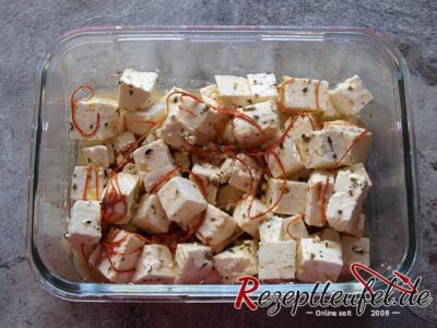 Schüssel mit angemachtem Hirtenkäse