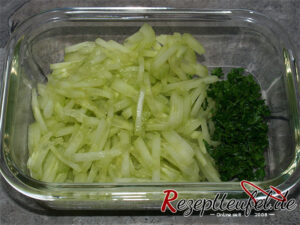 Vorbereitete Schlangengurke und Petersilie