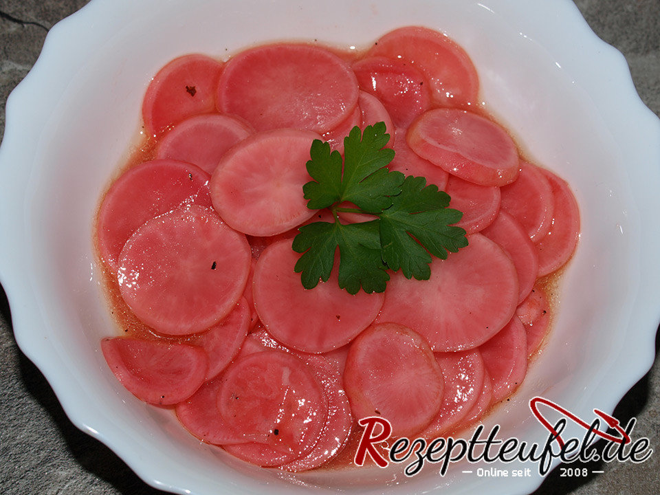Radieschensalat vom Vortag mit rosa Färbung