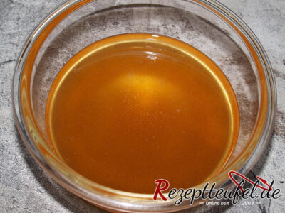 Rhabarber-Zimt-Gelee in einer kleinen Schale