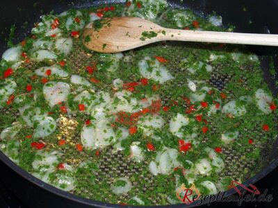 Knoblauch, Chili und Petersilie in der Pfanne
