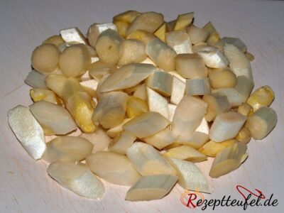 Der geschälte und geschnittene Spargel