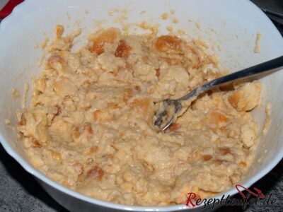 Brötchen mit Milch und Ei vermengt