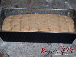 Teig vor dem Backen mit einer Gabel einstechen