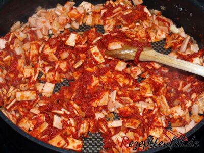 Zugefügtes Mehl und Tomatenmark leicht anschwitzen