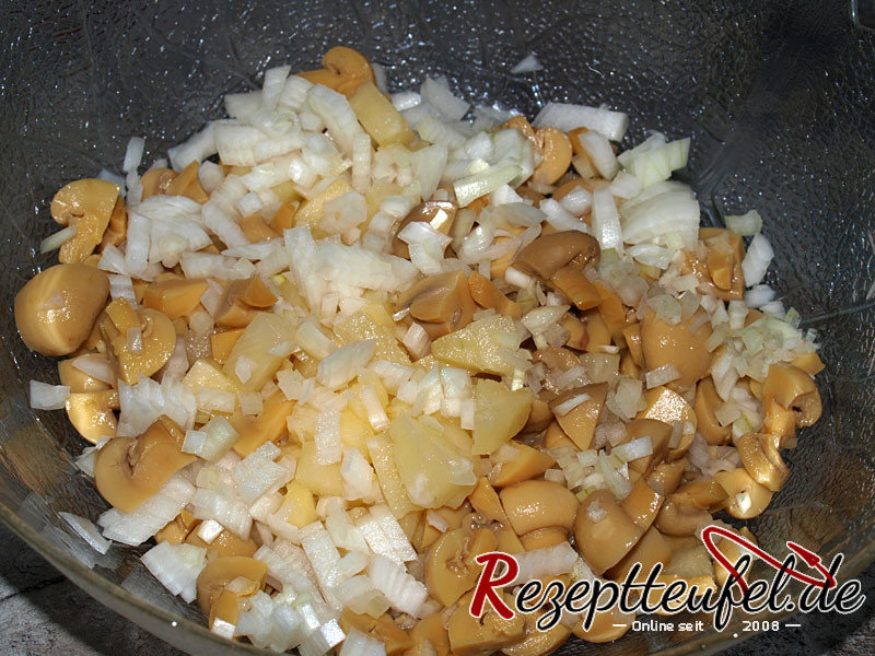 Champignonköpfe, Ananas und Zwiebeln schneiden