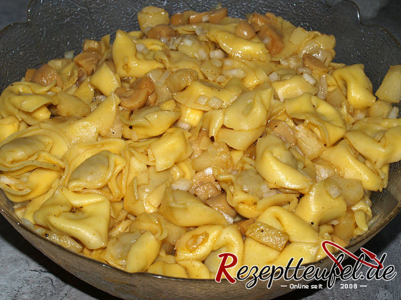 Tortelini mit allen Zutaten vermengen