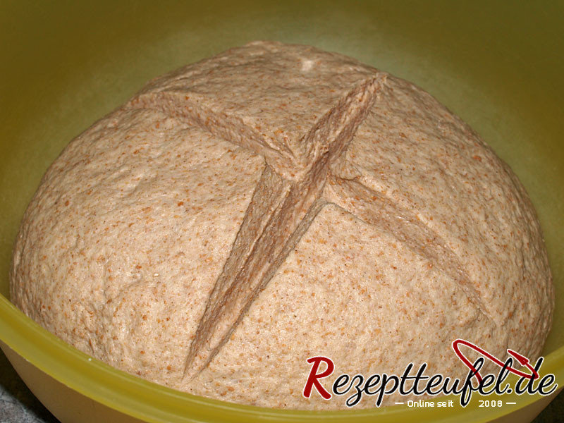 Fertiger Teig zur Kugel geformt und eingeschnitten