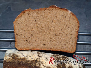 Das Roggenmischbrot mit Leinsamenschrot im Anschnitt