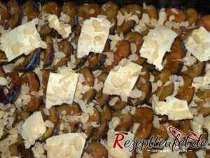 Butter, Zucker und Mandeln auf den Zwetschgen