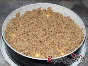 Die Streusel auf den Äpfeln verteilen