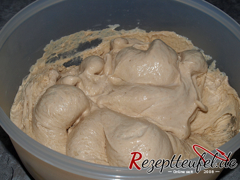 Der Teig wird zum 2. mal grob zusammengeknetet