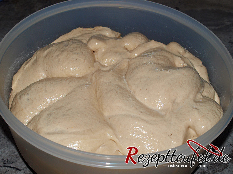 Der Teig ist nach dem 2. Zusammenkneten gegangen und bereit zum Formen