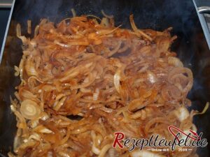 Die Zwiebeln anschmoren