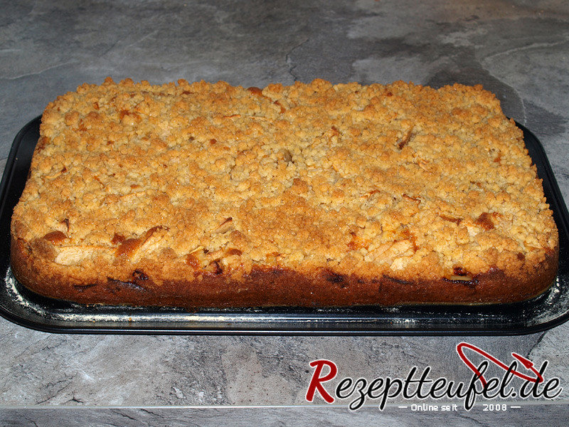 Der fertige Apfelkuchen mit Butterstreusel