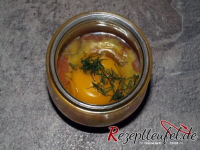 Das rohe Ei und Dill im Glas