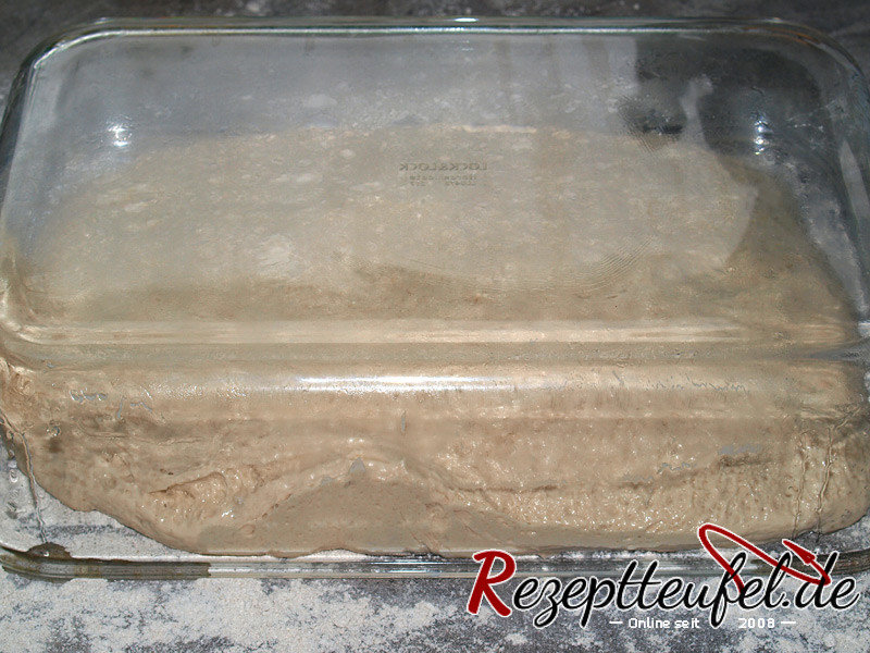 Der Teig flutscht bzw. zieht sich von alleine auf die Arbeitsfläche