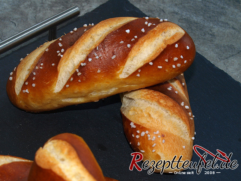 Laugenstangen mit Brezelsalz bestreut