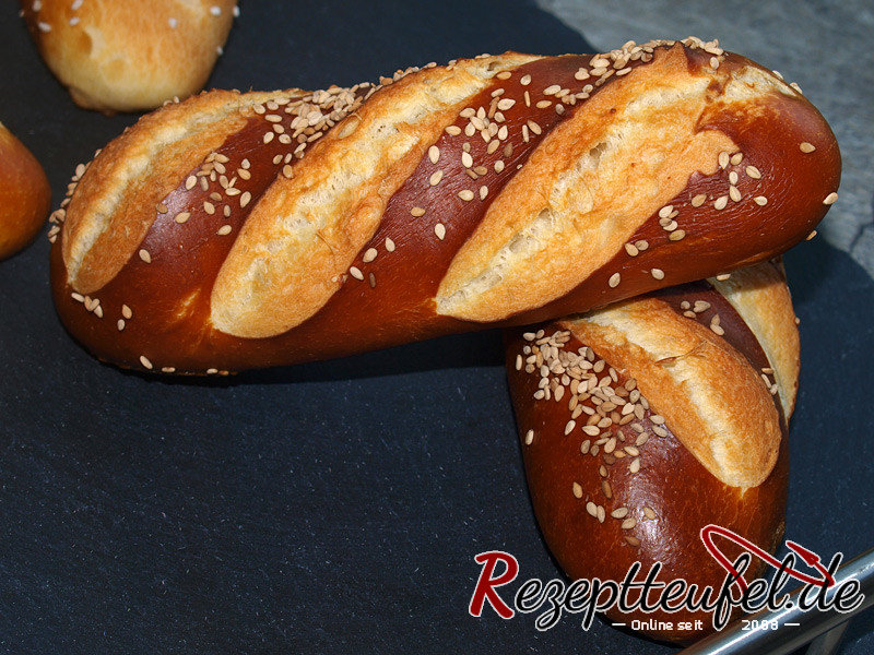 Laugenstangen mit Sesam bestreut