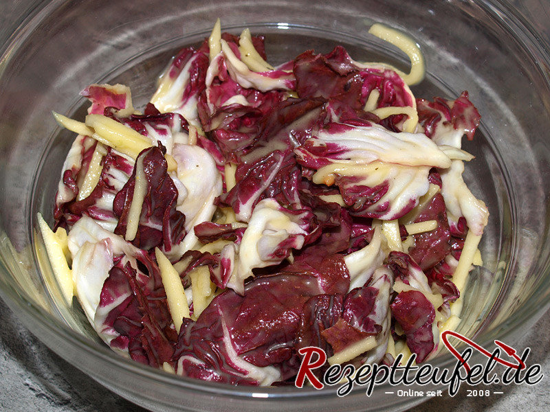 Radicchiosalat mit Apfel und Kartoffeldressing Radicchiosalat mit Apfel und Kartoffeldressing