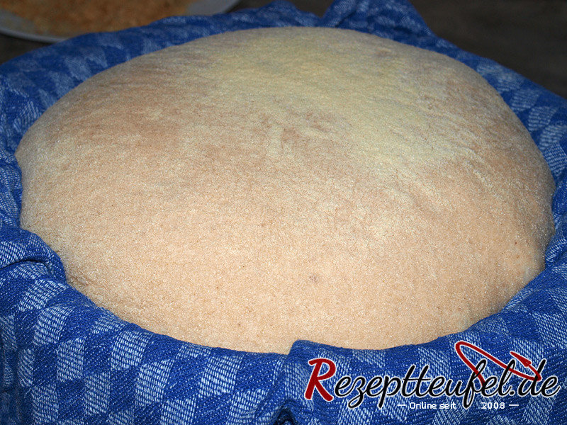 Der aufgegangene Teig kann umgedreht und gebacken werden