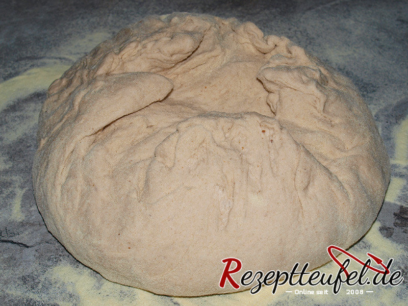 Den Teig von den Seiten her nach oben ziehen und so eine Kugel formen