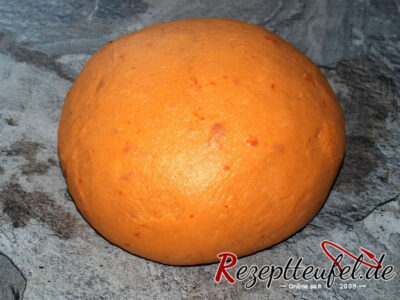 Der Teig in einem knalligen Orangeton