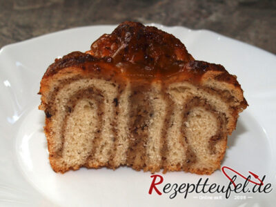 Nusszopf aus dem Glas im Anschnitt