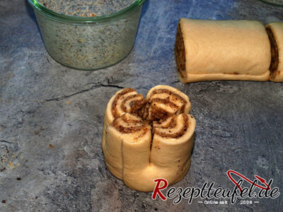 Die eingeschnittenen Hälften nochmals mit der Schere einschneiden