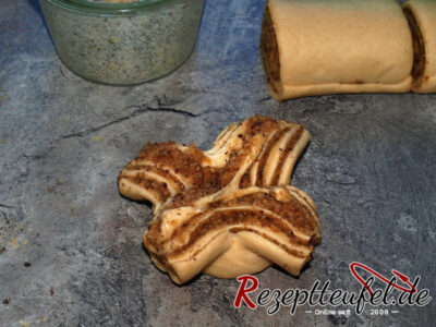 Die eingeschnittenen Viertel über das ungeschnittene Stück legen