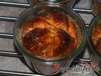 Frisch geöffnetes Glas mit Nusszopf