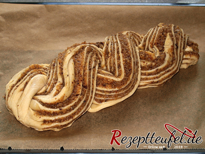 Auf ein Backblech legen und die Enden etwas zusammendrücken und unter den Zopf schieben