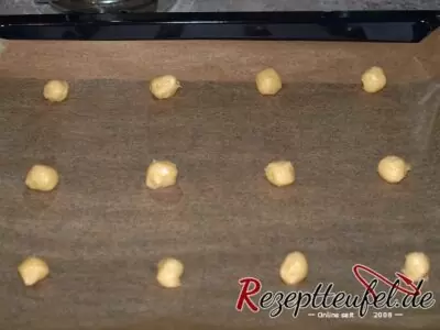Die haselnussgroßen Kugeln mit viel Abstand auf dem Backblech