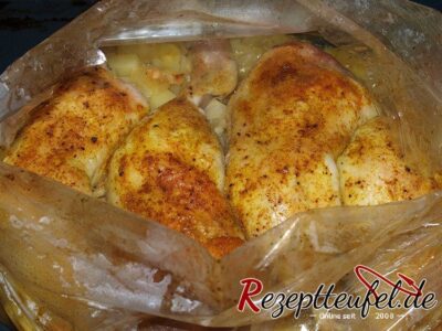 Die gegarten Hähnchenschenkel im aufgeschnittenen Beutel