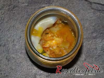 Festes Eiweiß und flüssiges Eigelb