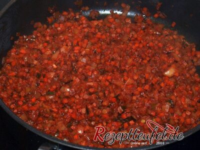 Der mit Rotwein abgelöschte Soßenansatz