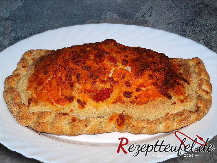 Die frisch gebackene Pizza Calzone