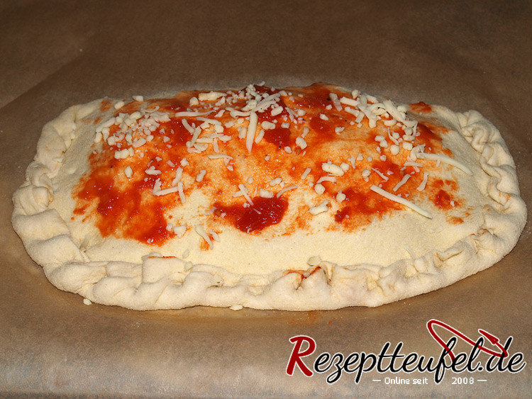 Eine Hälfte des Teiges wird übergeklappt und verschlossen