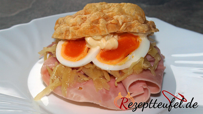 Käsebrötchen mit Schinken und Krautsalat