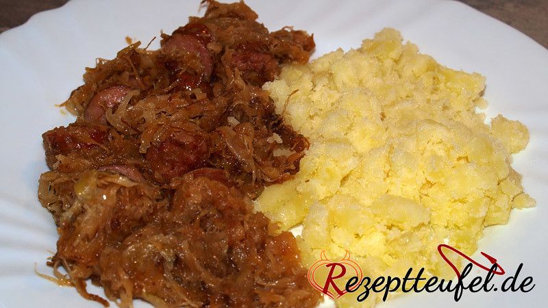 Geschmortes Sauerkraut mit Mettenden