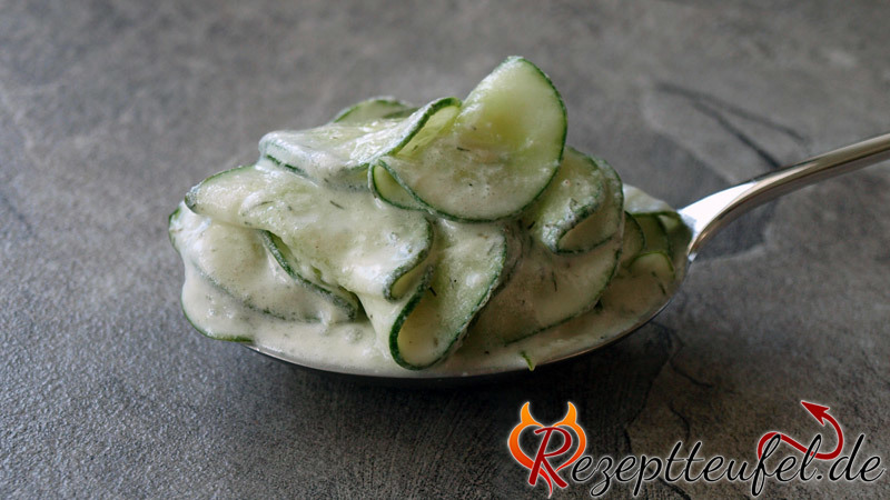 Gurkensalat in Sahnedressing