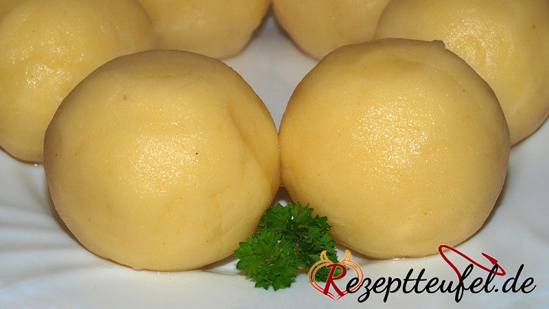 Kartoffelknödel aus geschälten und gekochten Kartoffeln