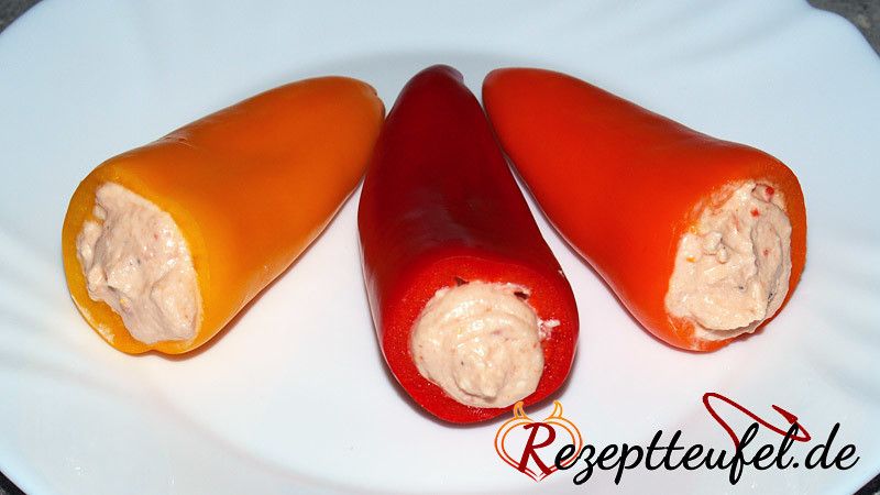 Kleine Spitzpaprika mit Frischkäsefüllung