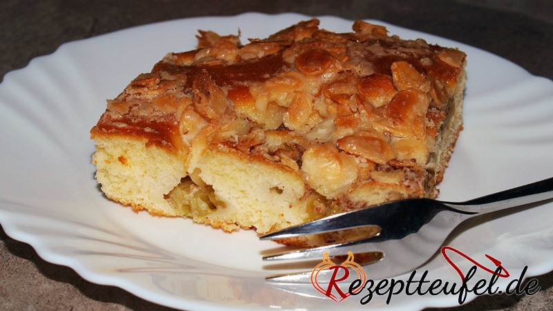 Rhabarberkuchen mit Mandelkruste