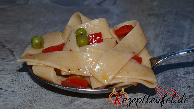 Scharfer Nudelsalat mit Vollkornnudeln